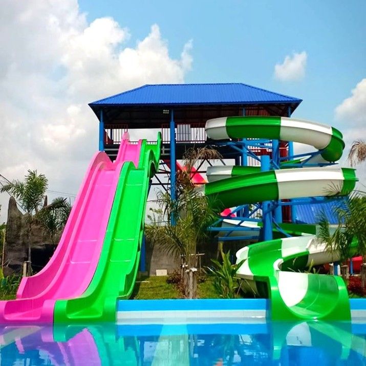Glissière en fibre de verre écologique parfaite pour les sorties de piscine dans les parcs aquatiques et les stations balnéaires