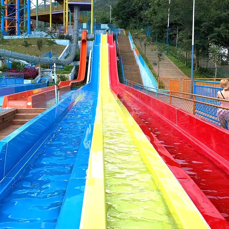 Glissière aquatique de course à plusieurs voies pour le parc aquatique aux couleurs de l'arc-en-ciel