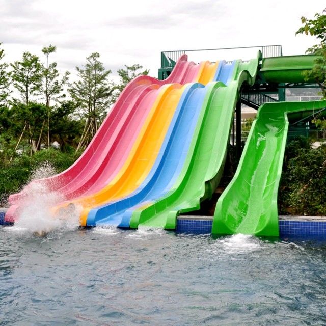 Design coloré double toboggan à eau de parc aquatique toboggan adapté à différents âges
