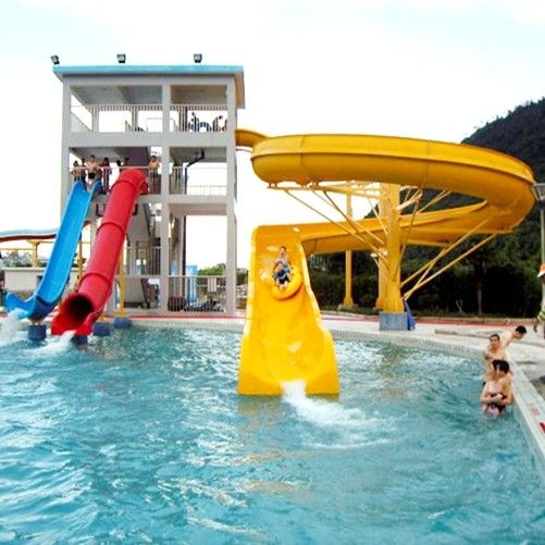 Parcs aquatiques en plein air OEM Glissière à eau en fibre de verre Couleurs personnalisées Corps adulte Glissière à la piscine