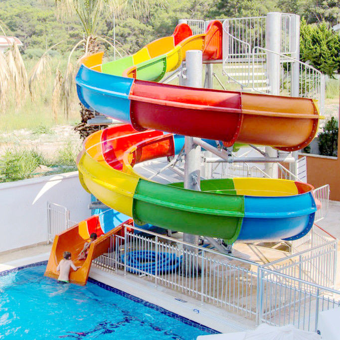 Un toboggan de piscine en fibre de verre avec poignées de sécurité pour 1-2 personnes