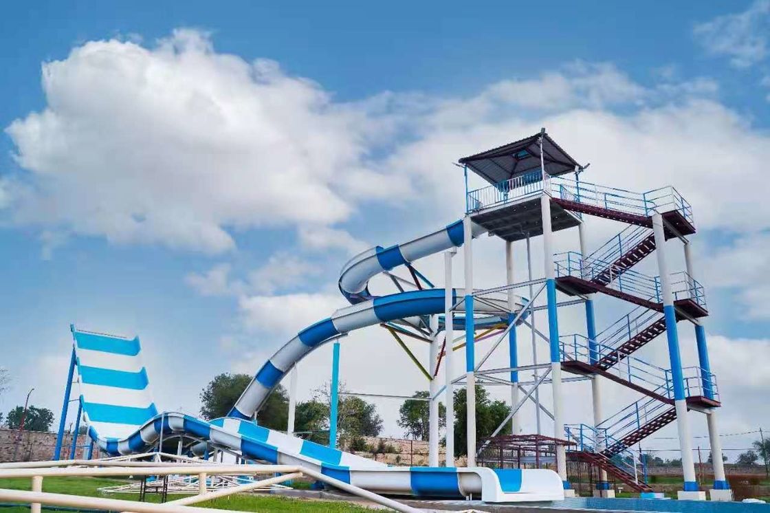 Glissière de piscine de grande capacité Boomerang Glissière de parc aquatique pour 2-3 personnes