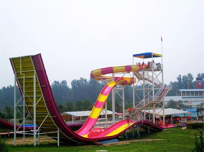 Glissière de piscine de grande capacité Boomerang Glissière de parc aquatique pour 2-3 personnes