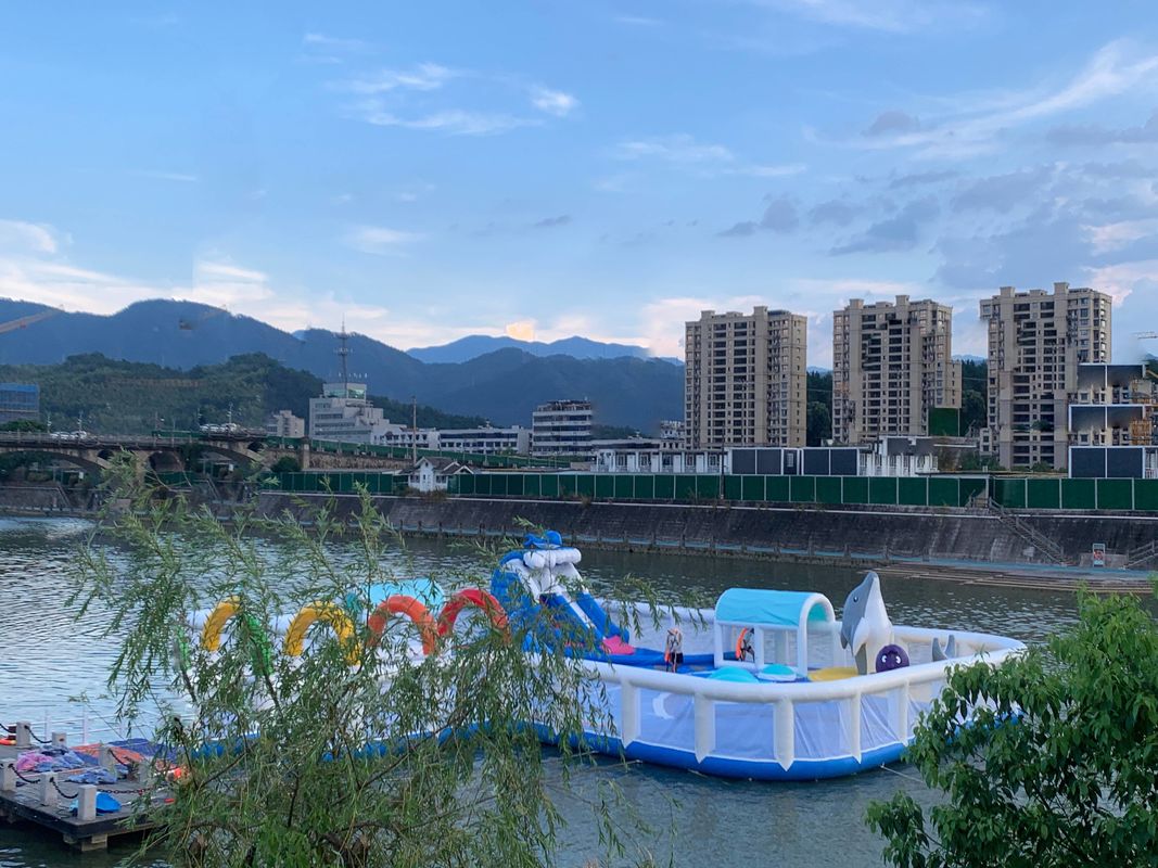 Château d'eau gonflable personnalisable pour votre entreprise de parc aquatique