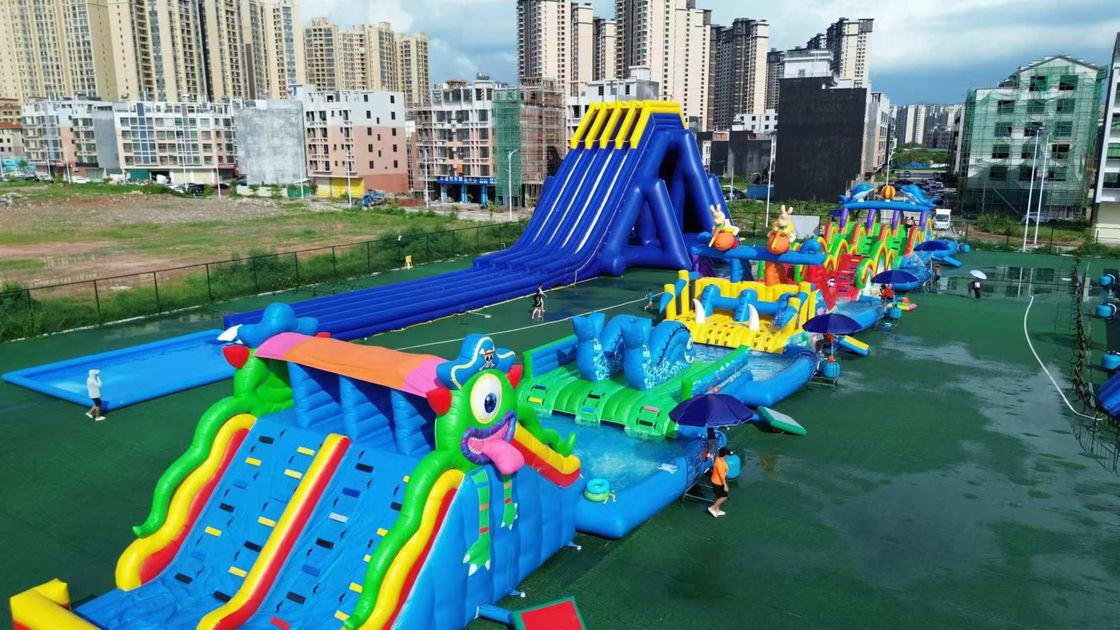 Jeux gonflables, parcs d' attractions géants, jeux d' obstacles gonflables détachables pour enfants et adultes.