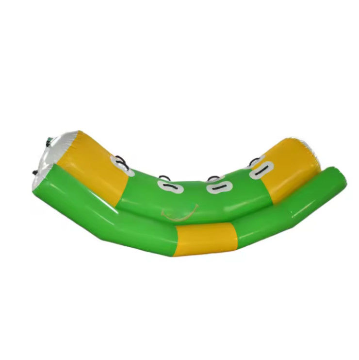 Parcs aquatiques personnalisés 4 personnes Poissons volants bateaux gonflables de bananes