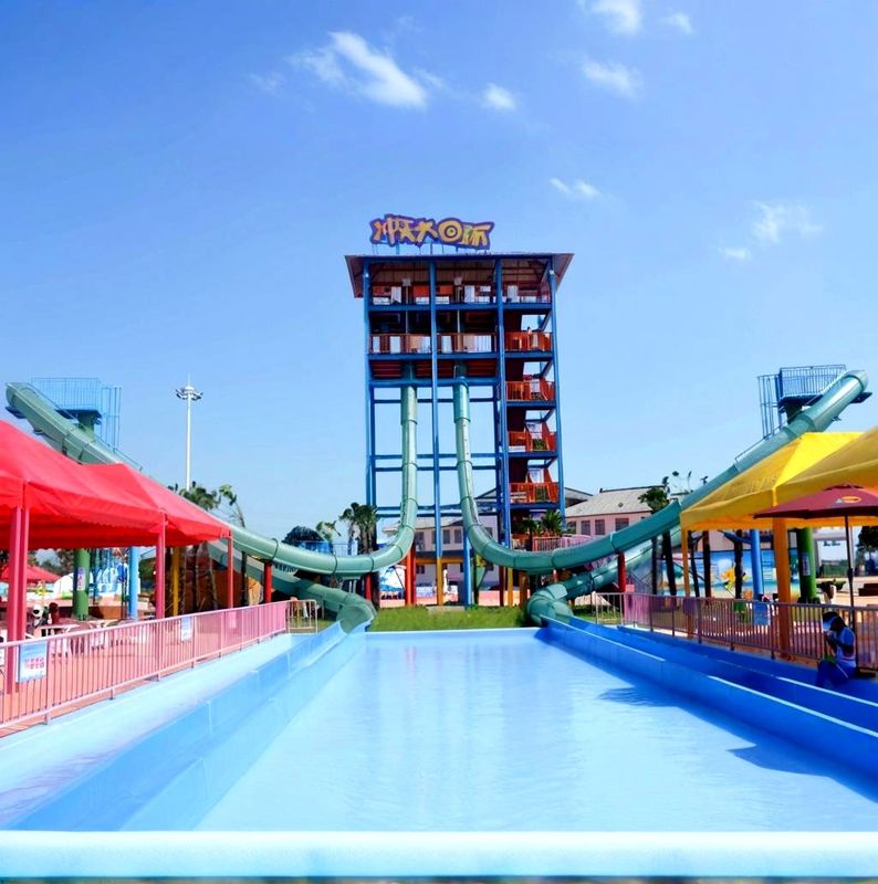 Piscine à éclaboussures, toboggan au parc aquatique, expérience aquatique ultime pour les 12 ans et plus