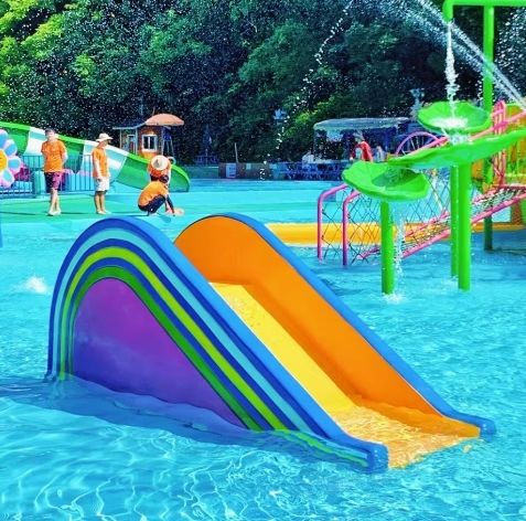 Parc de jeux aquatiques certifié avec plusieurs fonctionnalités personnalisables pour un jeu aquatique sûr et amusant