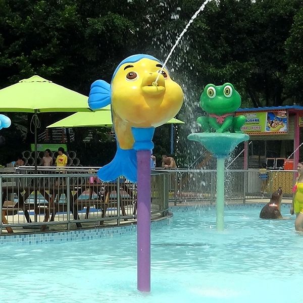 Parc de jeux aquatiques certifié avec plusieurs fonctionnalités personnalisables pour un jeu aquatique sûr et amusant